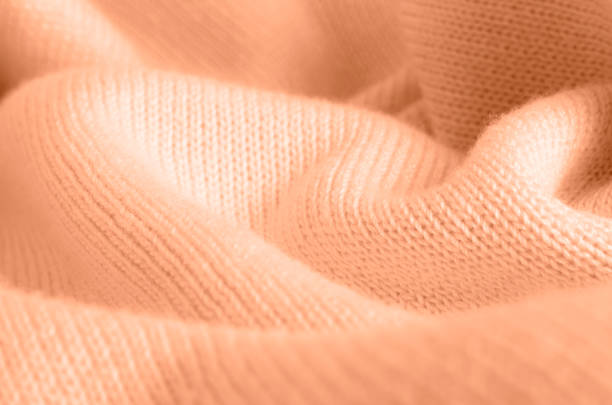 gestrickte rosa leinwand, weichzeichner. farbe: pfirsichfarbener flaum - cashmere texture stock-fotos und bilder