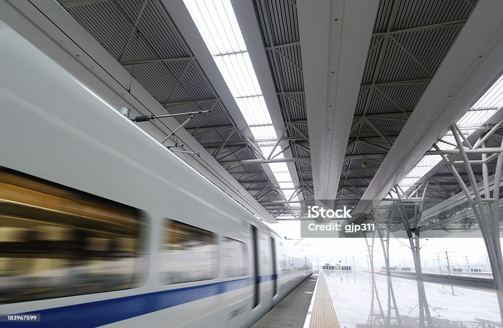 Fermata del treno alla stazione ferroviaria - Foto stock royalty-free di Ambientazione esterna