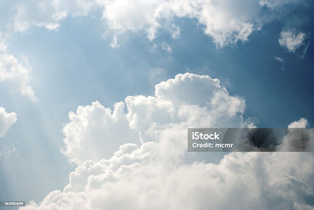 Ciel bleu et nuages blancs - Photo de Beauté de la nature libre de droits