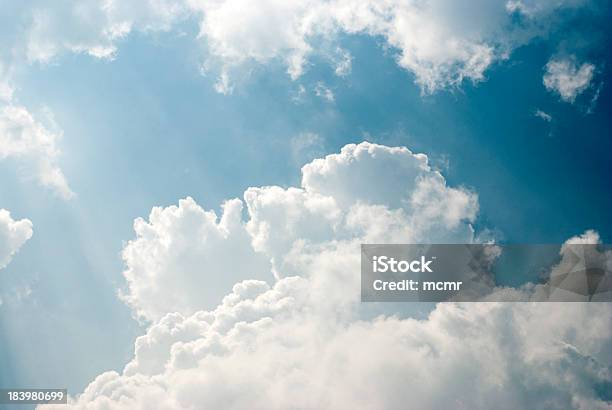 Photo libre de droit de Ciel Bleu Et Nuages Blancs banque d'images et plus d'images libres de droit de Beauté de la nature - Beauté de la nature, Blanc, Bleu