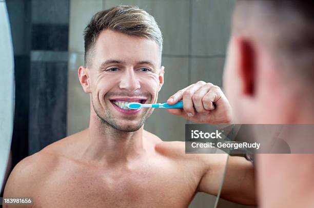 歯ブラシ - 1人のストックフォトや画像を多数ご用意 - 1人, お手洗い, ハンサム