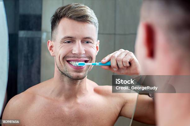 Foto de Escova De Dentes e mais fotos de stock de Adulto - Adulto, Azul, Banheiro - Estrutura construída