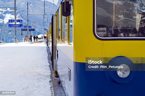 En La Plataforma Cerca De La Estación Del Tren Interlakengrindelwald Suiza Foto de stock y más banco de imágenes de Aire libre