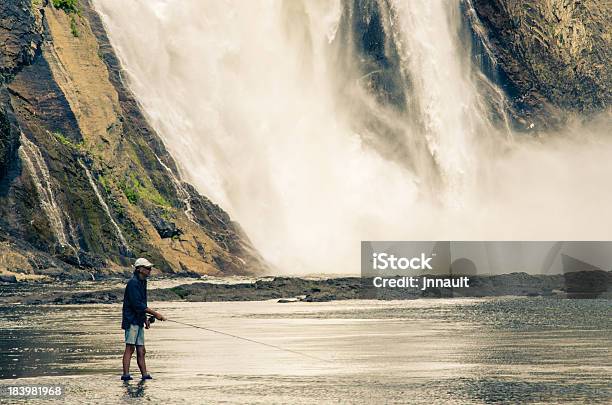 Montmorency Falls Pesca Pescatore Quebec City Canada - Fotografie stock e altre immagini di Acqua