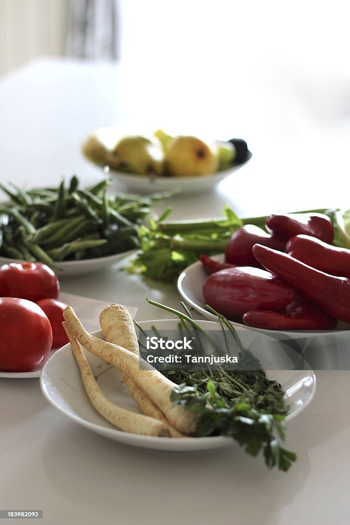 Mieszanka warzyw w kuchni w pokoju. - Zbiór zdjęć royalty-free (Bez ludzi)