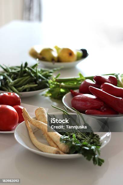 Mistura De Produtos Hortícolas Na Cozinha Sala - Fotografias de stock e mais imagens de Aipo - Aipo, Branco, Comida