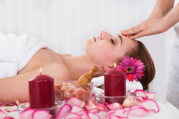 frau immer spa behandlung - human hair women horizontal rose petals stock-fotos und bilder