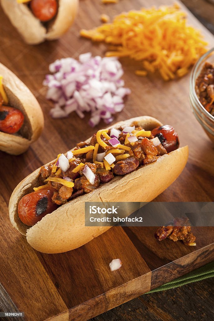 Fatto in casa calda Hot Dog piccante con formaggio Cheddar - Foto stock royalty-free di Hot dog piccante