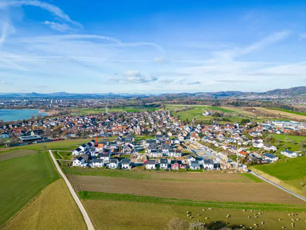 Luftaufnahme von Markelfingen mit dem Neubaugebiet im Vordergrund und Radolfzell sowie Singen mit der Burg Hohentwiel im Hintergrund