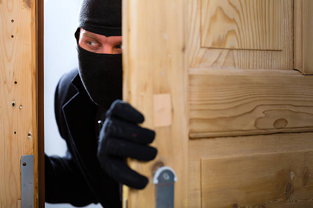 einbruch der kriminalität einbrecher eröffnung der tür - burglary burglar thief house stock-fotos und bilder