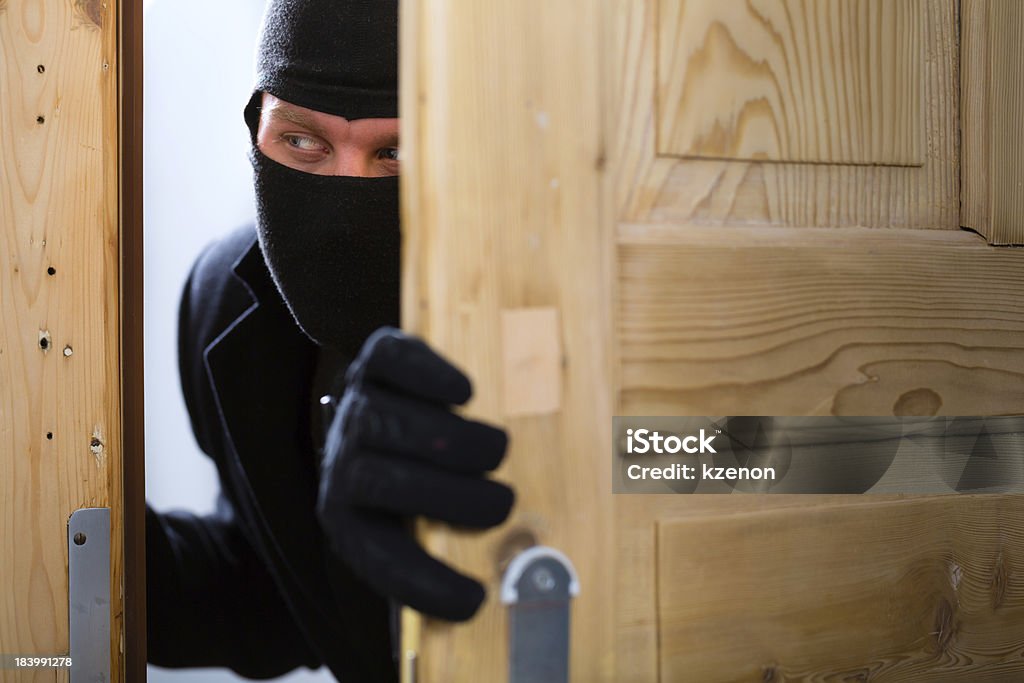 Robo delincuencia ladrón de casas de apertura de puerta - Foto de stock de Ladrón libre de derechos