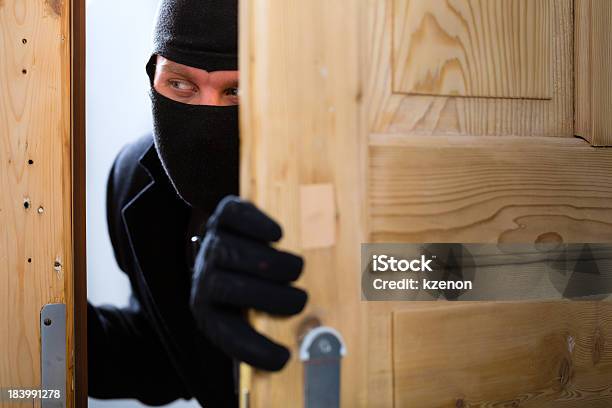 Robo Delincuencia Ladrón De Casas De Apertura De Puerta Foto de stock y más banco de imágenes de Ladrón