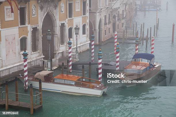 Boote Auf Den Grand Canal Mit Nebel Stockfoto und mehr Bilder von Alt - Alt, Bauwerk, Canale Grande - Venedig