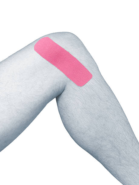 physiothérapie pour genou douleur et les tensions, les courbatures - human knee physical injury bandage muscular build photos et images de collection