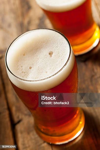 Tonos Ámbar Oscuros Refrescante Cerveza Foto de stock y más banco de imágenes de Amarillo - Color - Amarillo - Color, Bar, Bebida