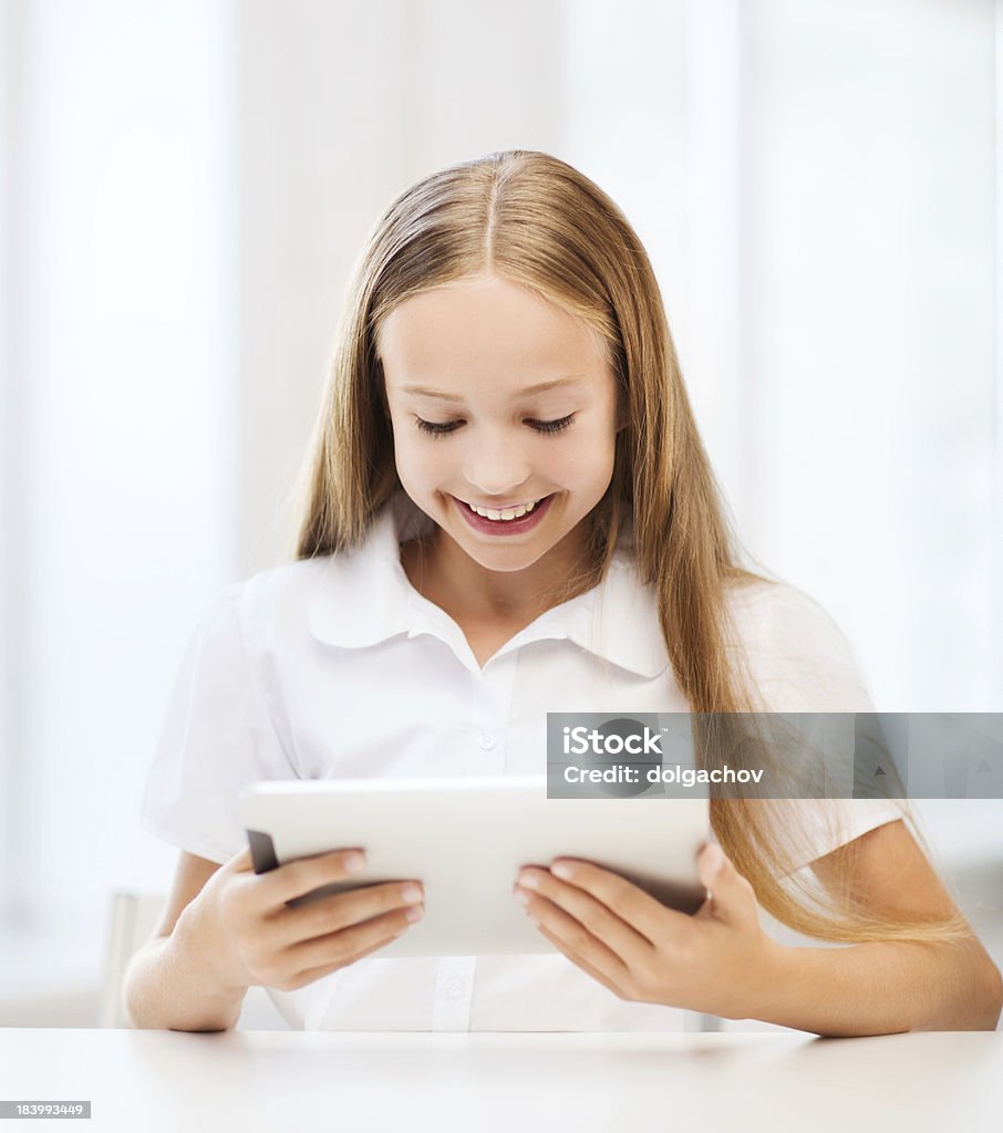 Fille avec tablette pc à l'école - Photo de Application mobile libre de droits