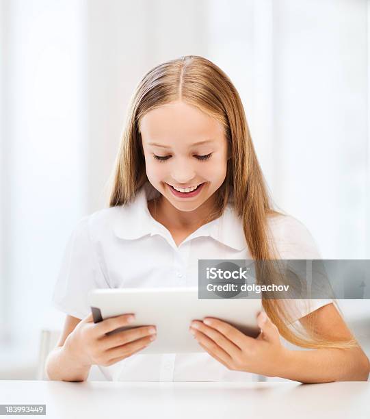 Menina Na Escola Com Tablet Pc - Fotografias de stock e mais imagens de Aplicação móvel - Aplicação móvel, Aprender, Aprendizagem online