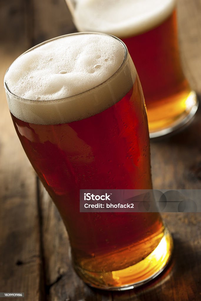 Ambre foncé bières rafraîchissantes - Photo de Alcool libre de droits