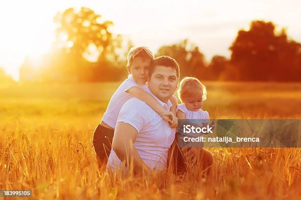 Photo libre de droit de Famille Se Détendre En Été Abattues Field banque d'images et plus d'images libres de droit de 6-7 ans - 6-7 ans, Adulte, Adulte d'âge moyen