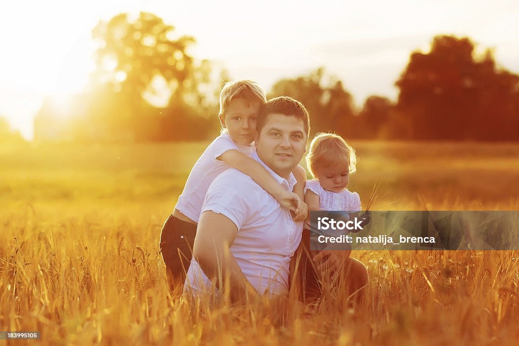 Família relaxando no verão campo colhido - Foto de stock de 30 Anos royalty-free