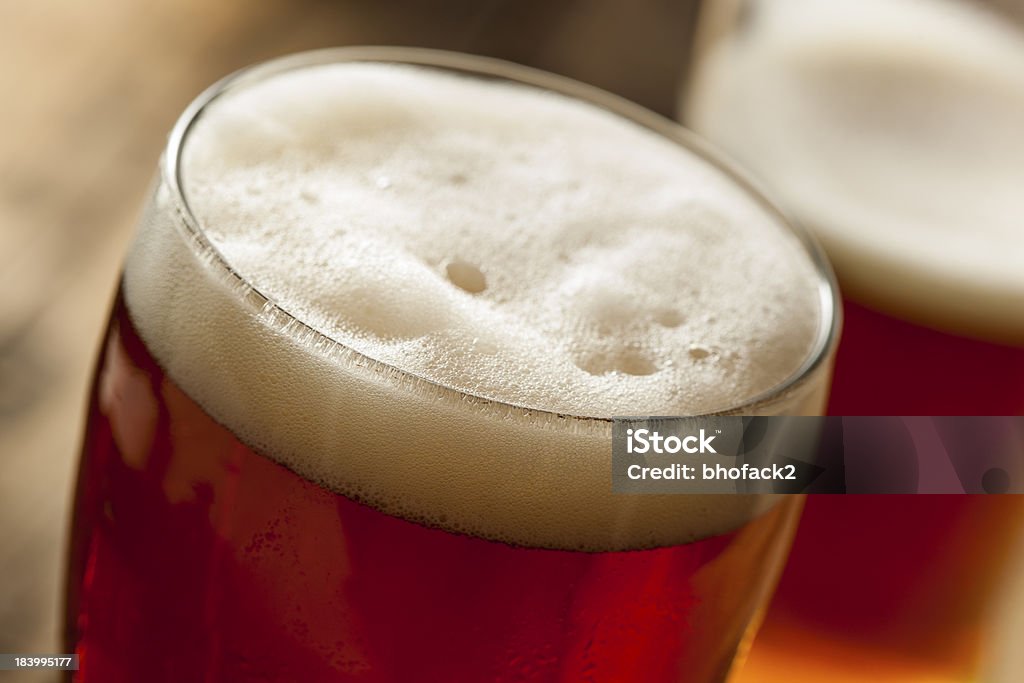 クールで爽やかなダークアンバービール - アルコール飲料のロイヤリティフリーストックフォト