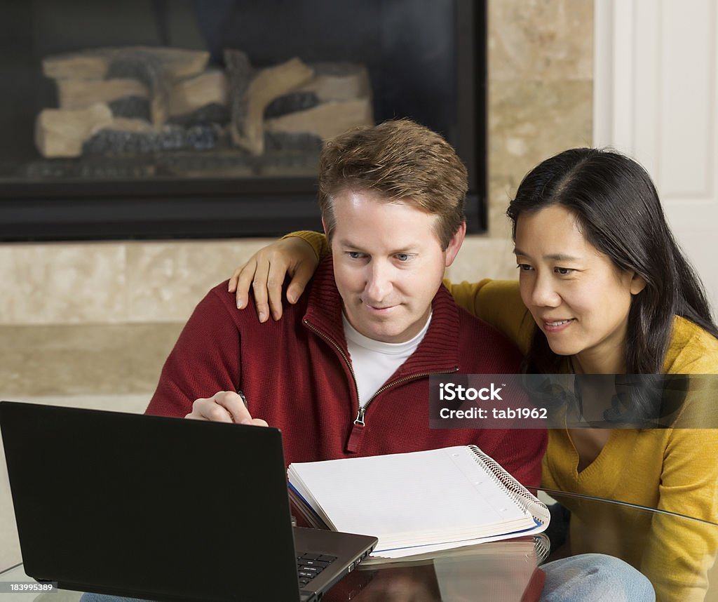 Pareja madura disfrutamos trabajando con las otras en su hogar lejos del hogar - Foto de stock de 50-59 años libre de derechos