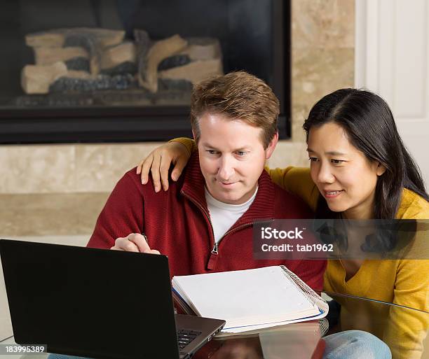 Pareja Madura Disfrutamos Trabajando Con Las Otras En Su Hogar Lejos Del Hogar Foto de stock y más banco de imágenes de 50-59 años