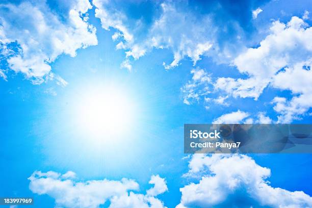 Sole E Blu Cielo - Fotografie stock e altre immagini di Ambientazione esterna - Ambientazione esterna, Ambientazione tranquilla, Ambiente