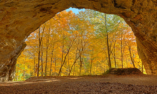 The Council Overhang The Council Overhand At Starve Rock State Park. illinois nature stock pictures, royalty-free photos & images