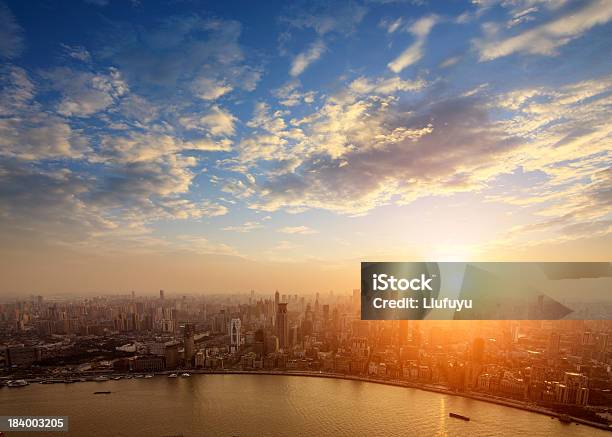 Shanghai Pudongskyline Bei Sonnenuntergang Stockfoto und mehr Bilder von Architektur - Architektur, Asiatische Kultur, Asien