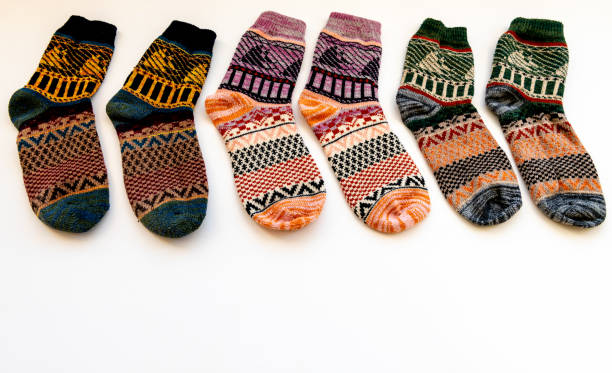 ряд разноцветных зимних шерстяных носков - 13283 стоковые фото и изображения
