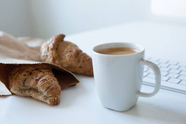 fundo matinal. café com croissant e computador - fresh coffee audio - fotografias e filmes do acervo