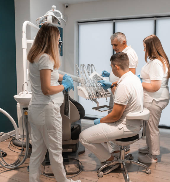 istock Specialized assistance. The dentist and his team are ready to provide comprehensive care and treatment to achieve a healthy smile for the patient 1840114326