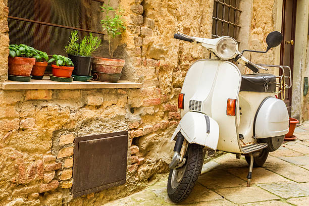 cena vintage com vespa na antiga rua - florence italy imagens e fotografias de stock