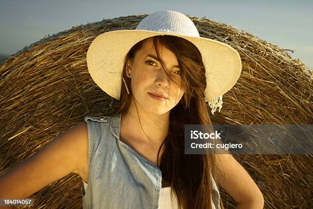 Mädchen Auf Der Stoppelbart Stockfoto und mehr Bilder von Agrarbetrieb - Agrarbetrieb, Agrarland, Ein Mädchen allein