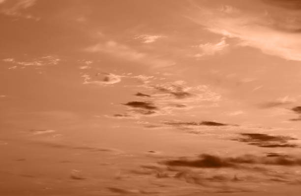 belle vue sur le ciel coloré du coucher de soleil avec la lumière du soleil et les nuages. fond d’été de la nature. tendance couleur 2024 inspirée - beach table peach fruit photos et images de collection