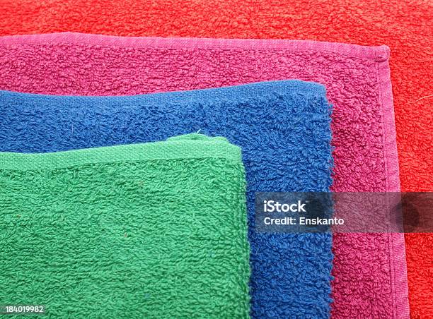 Asciugamani Di Colore - Fotografie stock e altre immagini di Accendere (col fuoco) - Accendere (col fuoco), Ambientazione tranquilla, Asciugamano