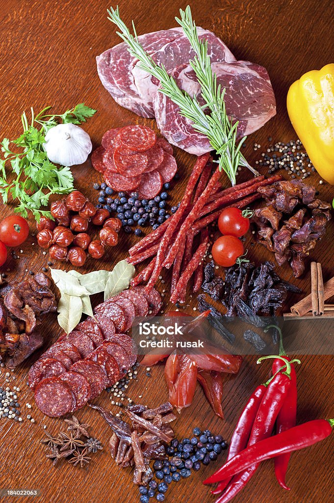 Viande et des saucisses - Photo de Ail - Légume à bulbe libre de droits