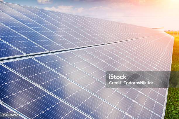 Pannello Solare E Lenergia Rinnovabile - Fotografie stock e altre immagini di Affari - Affari, Ambiente, Attrezzatura