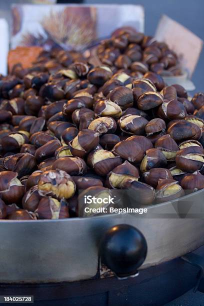 Foto de Castanha Assada Na Hora e mais fotos de stock de Assado - Assado, Calor, Castanha