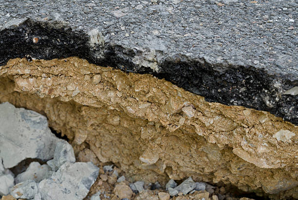 asphalte dommages avec fissures dans la rue - quake damaged section photos et images de collection