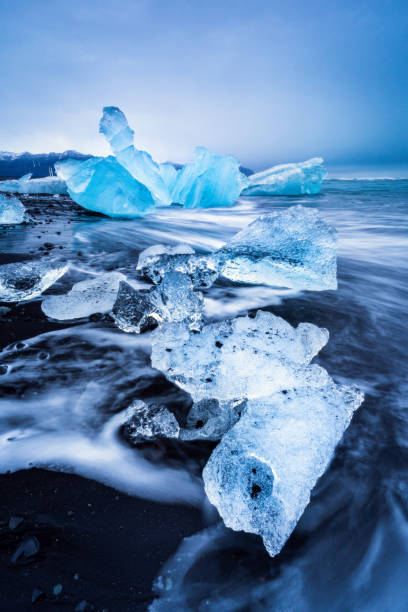 bloki lodu nad oceanem - ice arctic crevasse glacier zdjęcia i obrazy z banku zdjęć