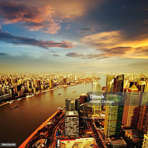 Shanghai Pudong Skyline Al Tramonto - Fotografie stock e altre immagini di Fiume Huangpu - Fiume Huangpu, Affari, Affollato