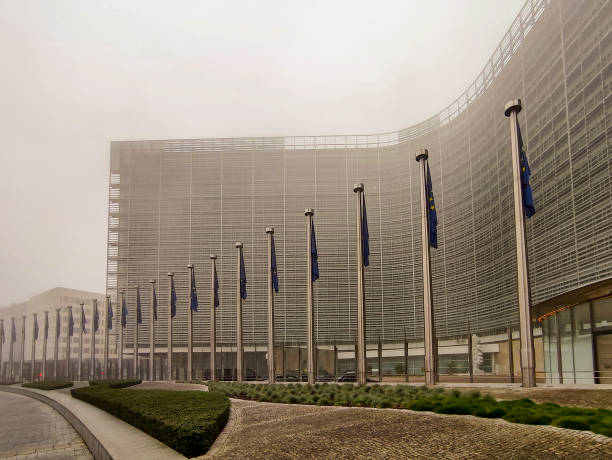 벨기에 브뤼셀의 eu 유럽 연합 위원회 건물 입구 - commision 뉴스 사진 이미지