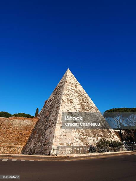 Pyramide A Roma - Fotografie stock e altre immagini di Piramide - Forma geometrica - Piramide - Forma geometrica, Piramide - Struttura edile, Roma - Città