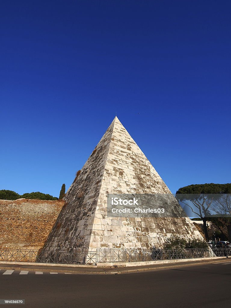 Pyramide w Rzymie - Zbiór zdjęć royalty-free (Piramida - Figura geometryczna)