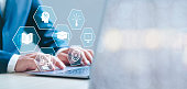konzept-mit-internet-lern-und-bildungsnetzwerktechnologie-online-klassen-online-bildung.jpg?b=1&s=170x170&k=20&c=UAoFVS02nSbHmF-PZHxyud0xqlBoAsJY74u0NP0eRo0=