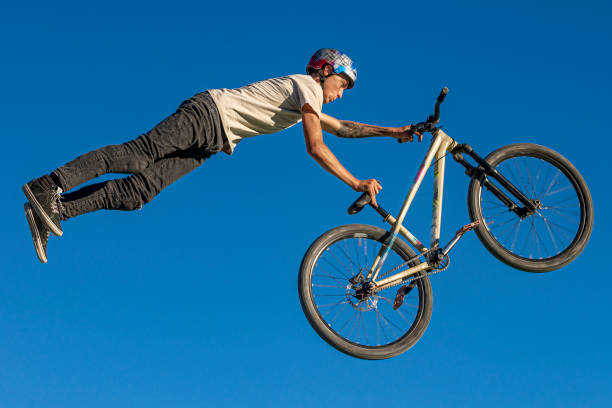 4 200+ Vélo Acrobatique Photos, taleaux et images libre de droits - iStock