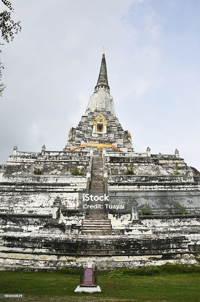 Chedi PhukhaoThong at Wat Phu Khao Thong de Ayuthaya en Tailandia - Foto de stock de Arquitectura libre de derechos