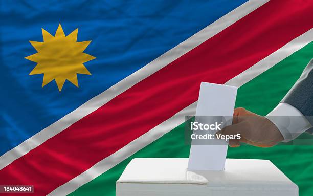 Hombre De Voto En Las Elecciones En Namibia Front Of Flag Foto de stock y más banco de imágenes de Bandera